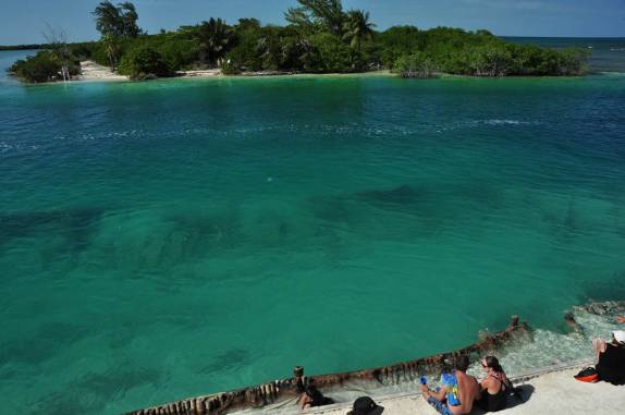 O estreito canal de mar que divide em duas a ilha de Caye Caulker, na grande barreira de corais, em Belize